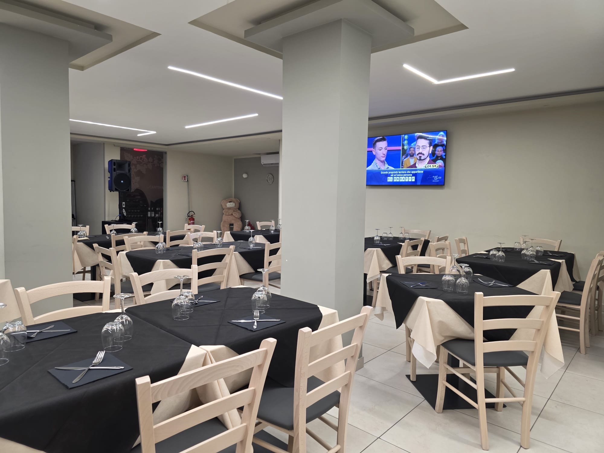 Restaurant interior 5